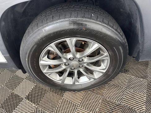 Used 2019 Jeep Cherokee Latitude Plus AWD/4WD image 32