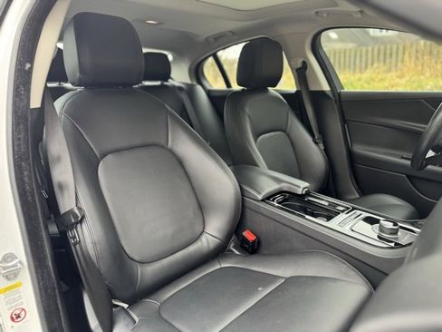 Used 2018 Jaguar XE Premium image 21