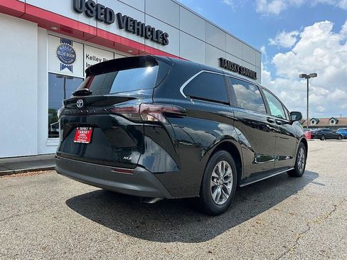 Certified 2025 Toyota Sienna XLE FWD image 5