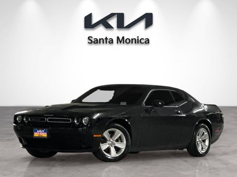 Used 2023 Dodge Challenger SXT image 2