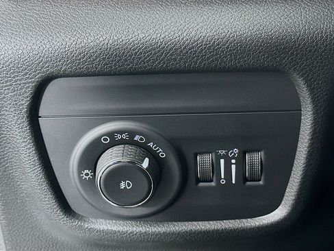 Used 2022 Jeep Grand Cherokee L Limited w/ Black Appearance Package image 17