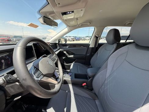 Certified 2025 Volkswagen Tiguan SE FWD image 12