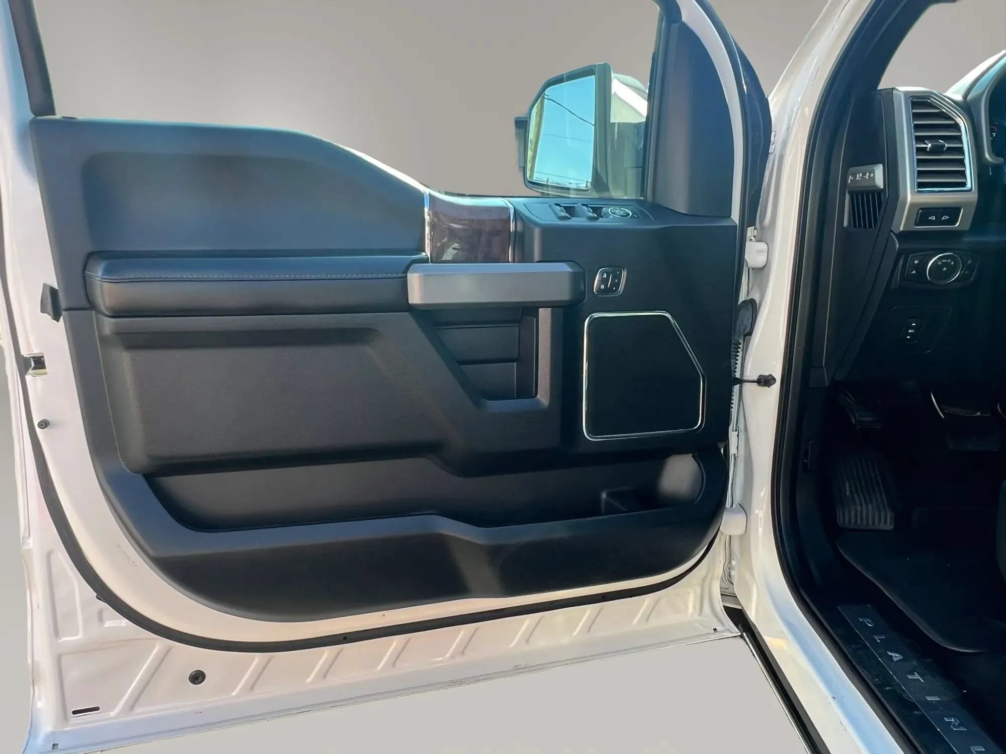 Used 2015 Ford F150 Platinum w/ Trailer Tow Package AWD/4WD image 10