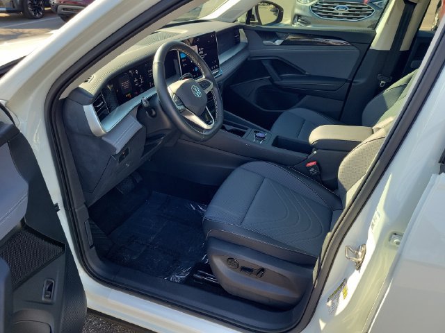 Used 2025 Volkswagen Tiguan SE FWD image 17