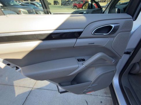Used 2011 Porsche Cayenne S image 33