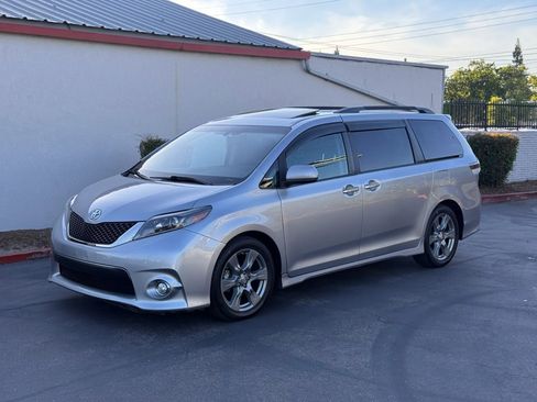 Used 2017 Toyota Sienna SE FWD image 2
