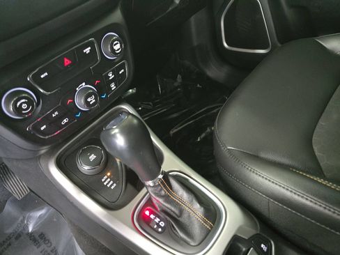 Used 2020 Jeep Compass Latitude w/ Cold Weather Group AWD/4WD image 24