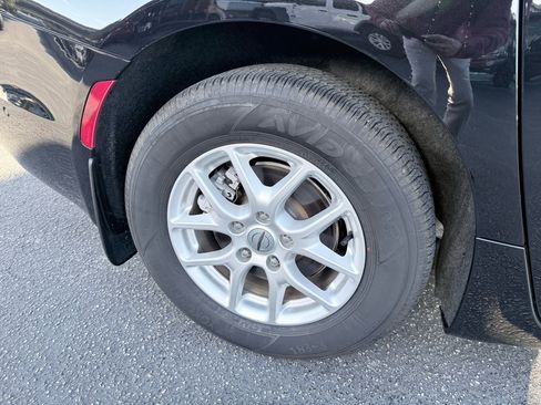 Used 2024 Chrysler Pacifica Touring-L image 12