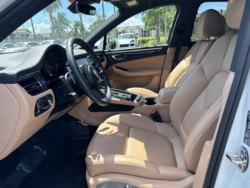 Certified 2026 Porsche Macan AWD/4WD image 5