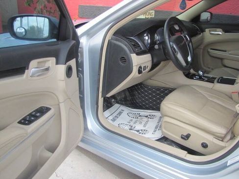 Used 2013 Chrysler 300 RWD image 8