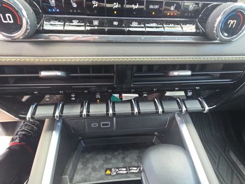 Used 2025 Chevrolet Colorado ZR2 w/ Technology Package AWD/4WD image 14