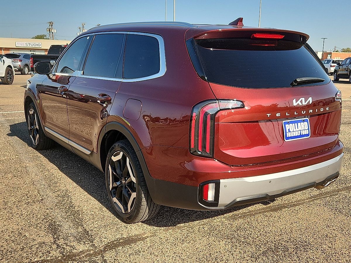 Used 2023 Kia Telluride EX w/ EX Captain's Chair Package FWD image 2