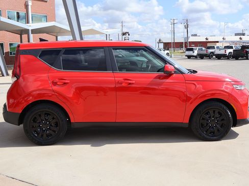Used 2022 Kia Soul LX FWD image 5