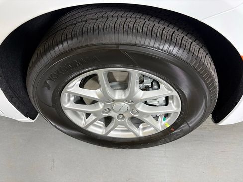 New 2027 Chrysler Pacifica Select FWD image 10