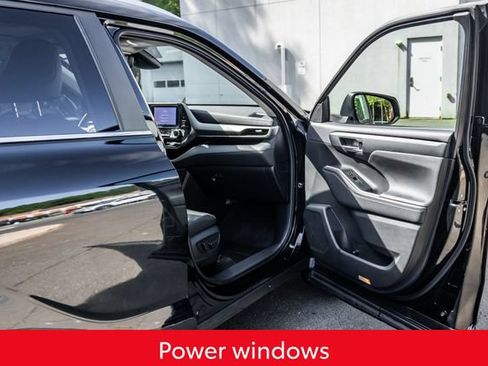 Used 2023 Toyota Highlander XLE AWD/4WD image 18