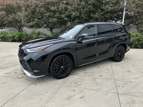 Used 2025 Toyota Highlander XSE AWD/4WD image 3