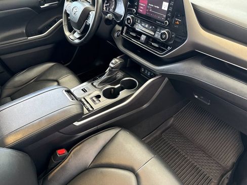 Used 2022 Toyota Highlander XLE FWD image 16