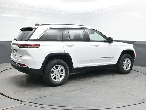 Used 2022 Jeep Grand Cherokee Laredo AWD/4WD image 7