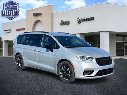 New 2026 Chrysler Pacifica Select w/ S Appearance Package