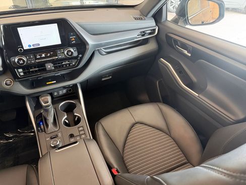 Used 2025 Toyota Highlander XSE AWD/4WD image 40