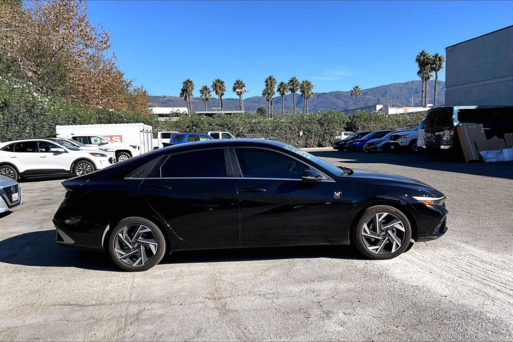 Used 2025 Hyundai Elantra Limited FWD image 11