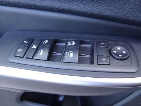 Used 2019 Jeep Cherokee Latitude Plus w/ Comfort/Convenience Group image 17