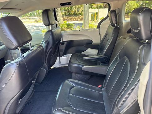 Used 2020 Chrysler Voyager Lxi image 10