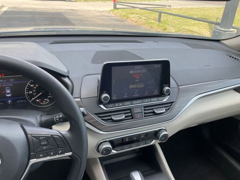 Used 2025 Nissan Altima 2.5 SV image 17
