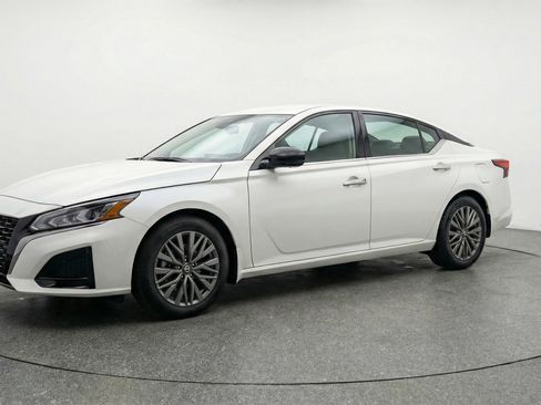 Used 2025 Nissan Altima 2.5 SV FWD image 3
