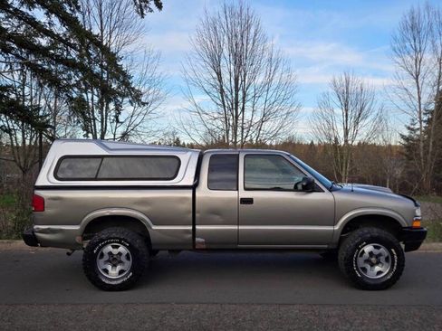Used 2000 Chevrolet S10 Pickup 4x4 Extended Cab w/ Preferred Equipment Group image 8