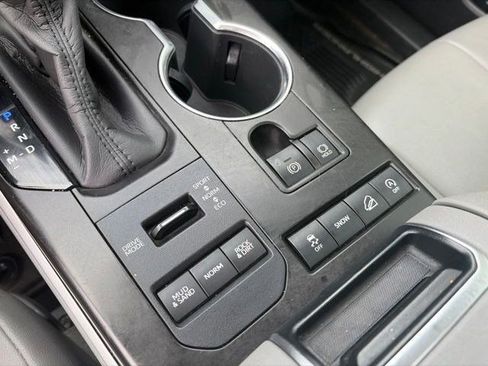 Used 2020 Toyota Highlander XLE AWD/4WD image 28