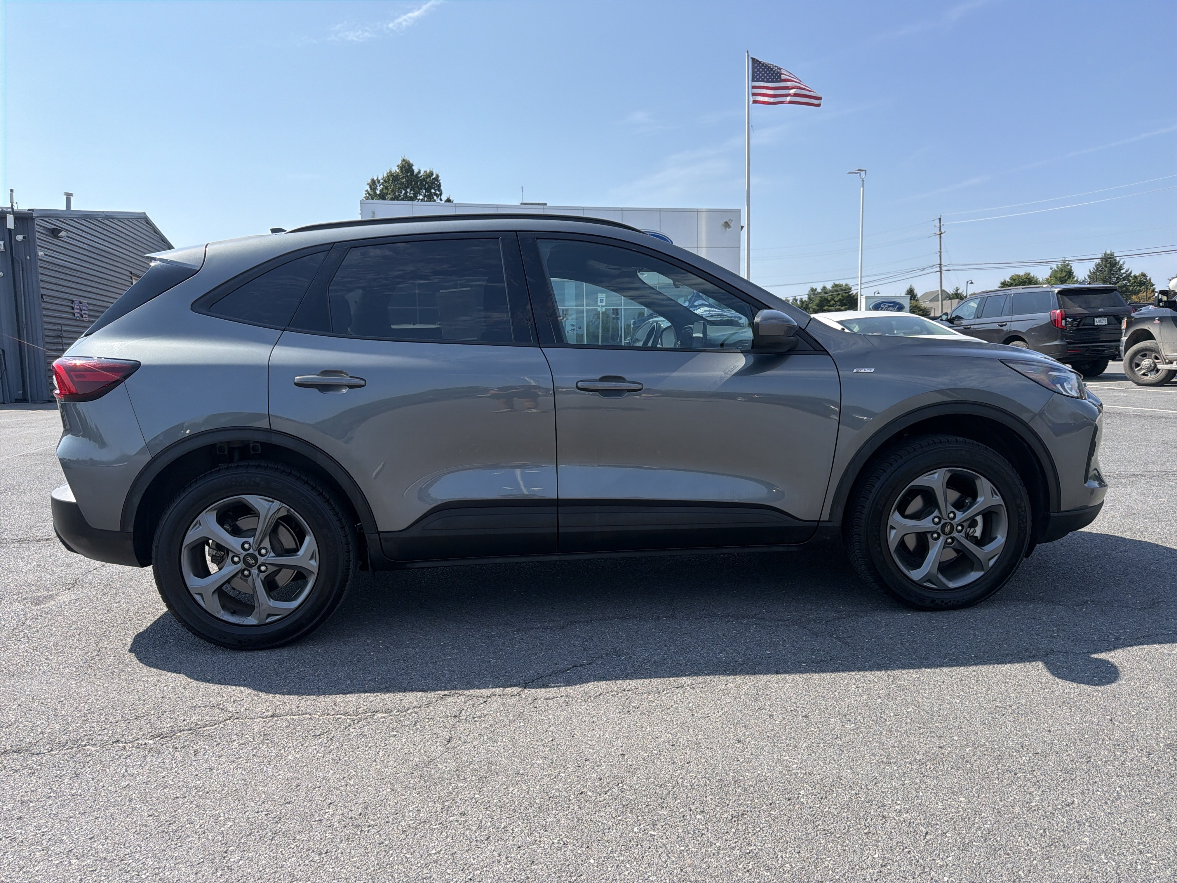 Certified 2025 Ford Escape ST-Line Select AWD/4WD image 2