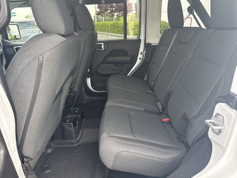 Used 2025 Jeep Wrangler Unlimited Sahara AWD/4WD image 11