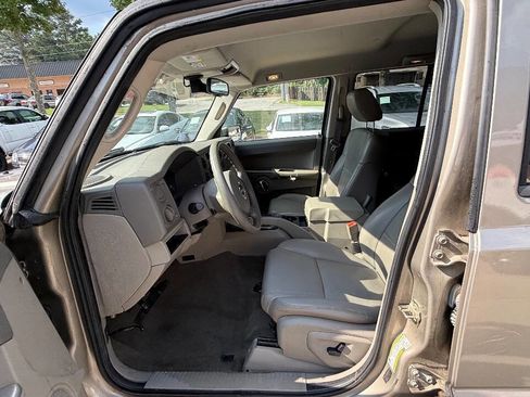 Used 2006 Jeep Commander 2WD image 36