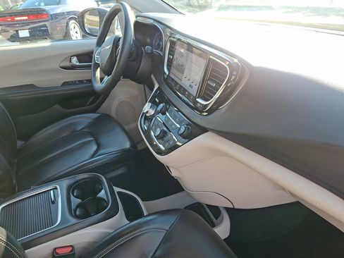 Used 2023 Chrysler Pacifica Touring-L FWD image 12
