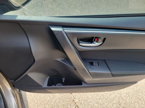 Used 2017 Toyota Corolla LE w/ LE Premium Package w/Moonroof FWD image 10