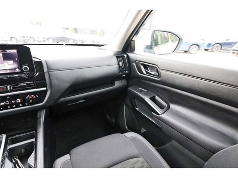 Used 2025 Nissan Pathfinder SV image 8