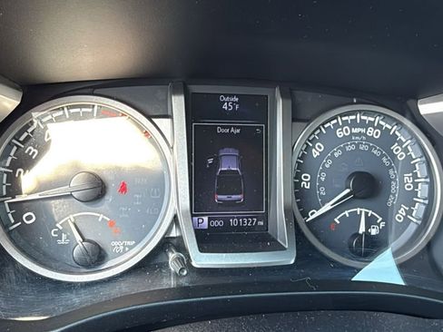 Used 2016 Toyota Tacoma SR5 w/ SR5 Appearance Package (DN) image 24