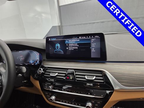 Certified 2023 BMW 530e w/ Premium Package image 18