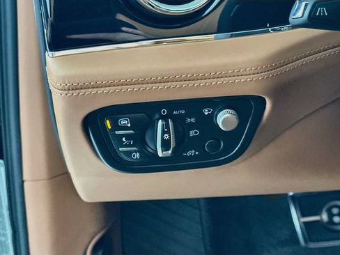 Used 2021 Bentley Bentayga AWD/4WD image 10
