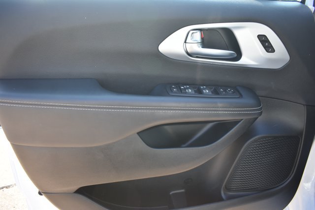 Used 2025 Chrysler Pacifica Limited FWD image 12