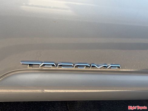 Used 2017 Toyota Tacoma TRD Sport image 9