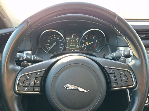 Used 2020 Jaguar XF Premium image 20