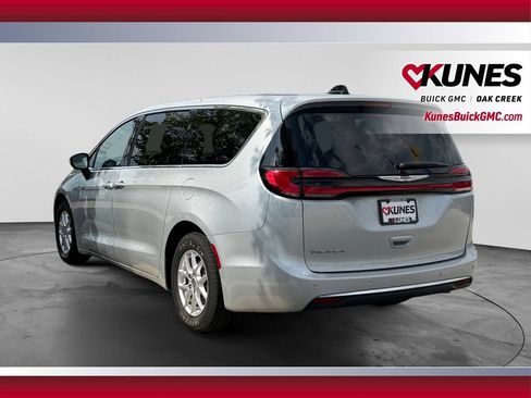 Used 2023 Chrysler Pacifica Touring-L FWD image 8