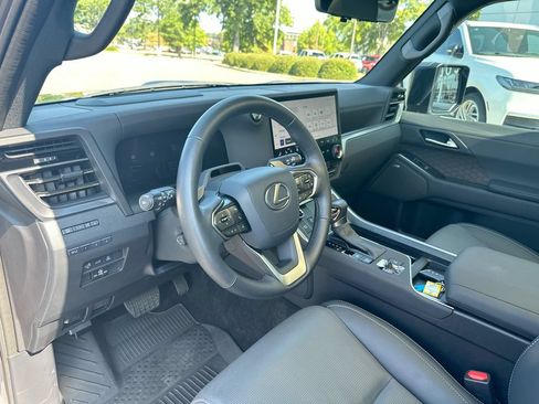 Used 2024 Lexus GX 550 w/ Cold Area Package AWD/4WD image 10