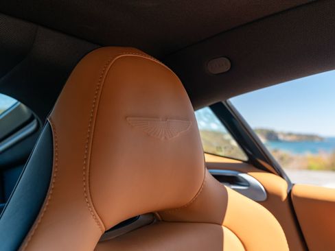 Used 2025 Aston Martin V8 Vantage Coupe RWD image 21
