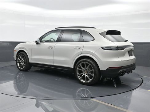 Used 2023 Porsche Cayenne Platinum Edition image 3