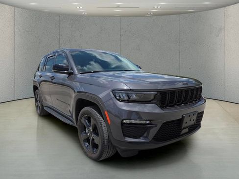 Used 2024 Jeep Grand Cherokee Limited w/ Black Appearance Package AWD/4WD image 13