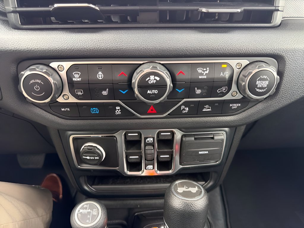 Used 2024 Jeep Wrangler Unlimited w/ Convenience Group AWD/4WD image 17