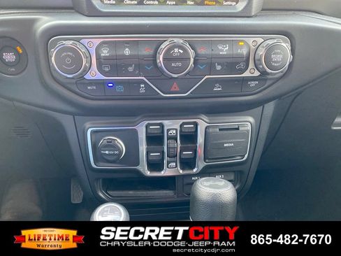 Used 2023 Jeep Wrangler Unlimited w/ Sun & Screen Package AWD/4WD image 17